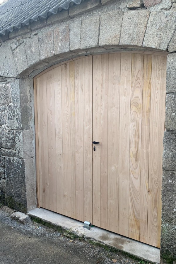 Porte de garage bois cintré sur mesure