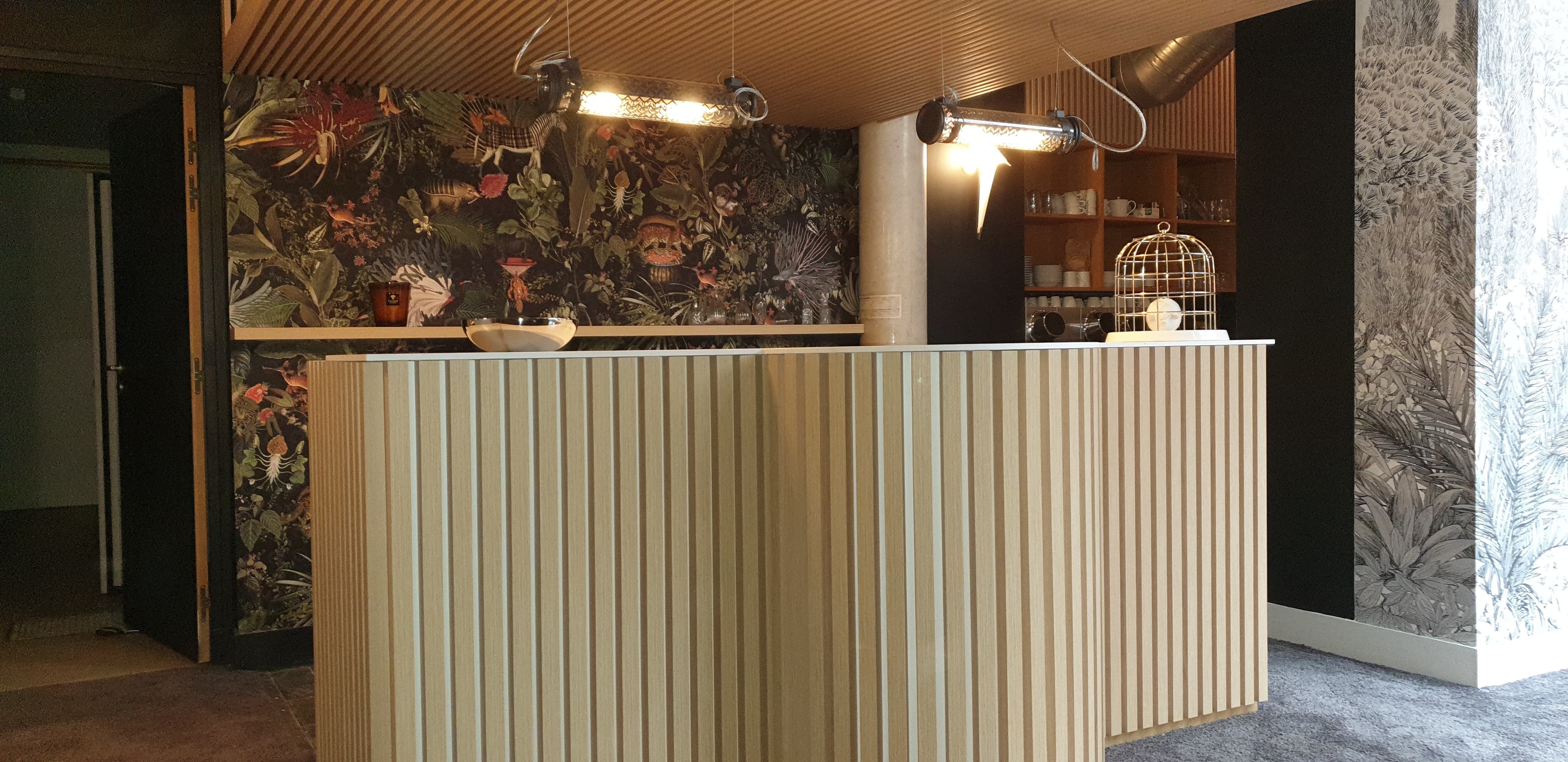 Agencement de magasin en bois sur mesure