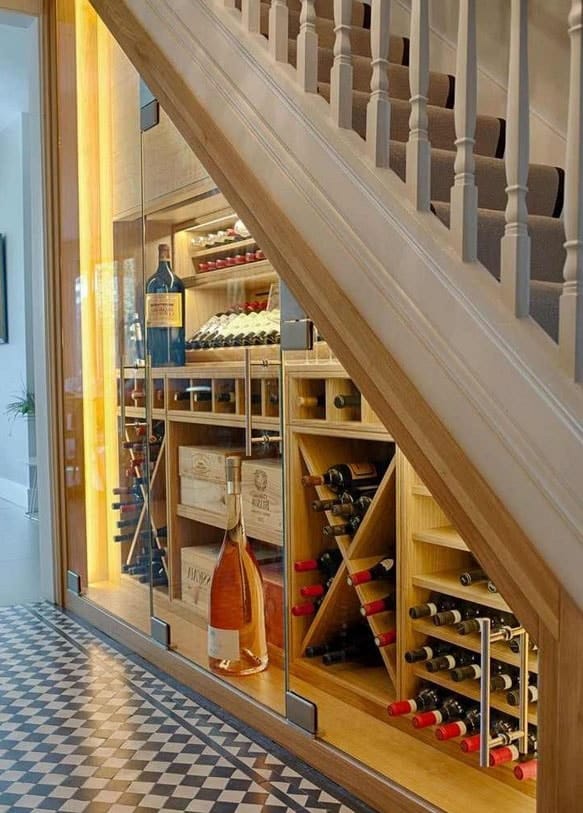 Cave à vin sur mesure sous escalier en bois massif