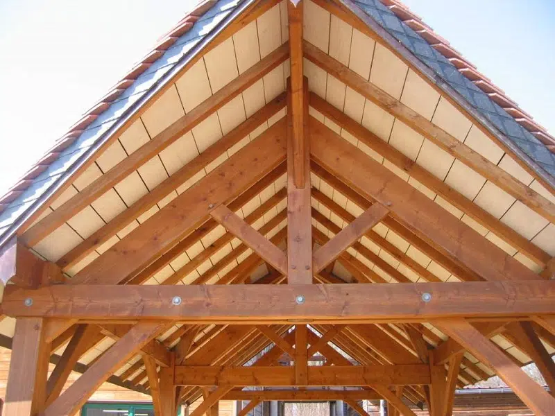 Charpente bois traditionnelle d'écurie