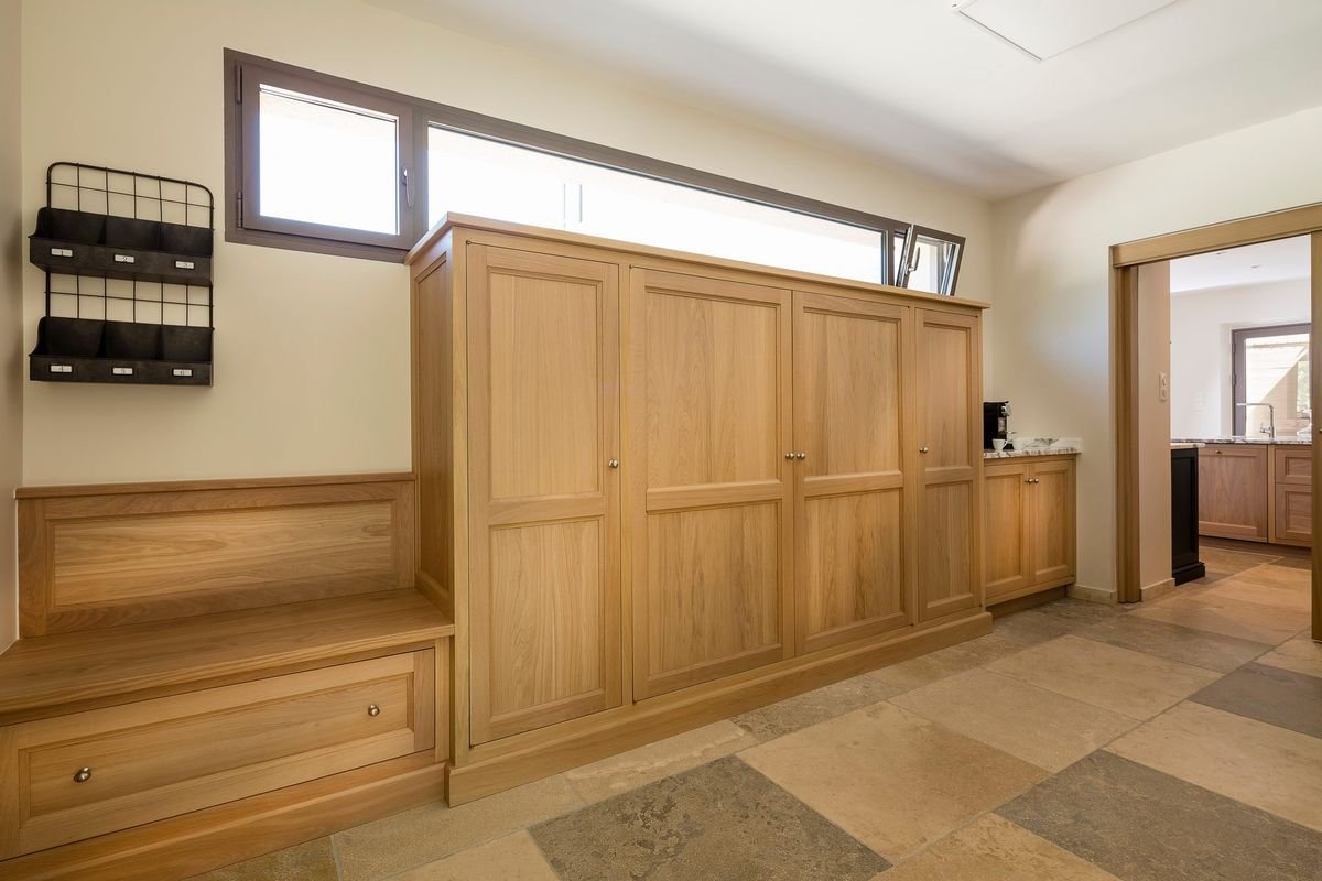 Intérieur de maison avec menuiseries bois massif
